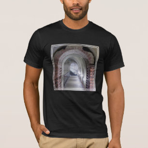 Tunnel in einem Nazi-Luftschutzbunker T-Shirt