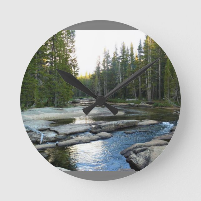 Tuolumne River by Campground, Yosemite, CA Runde Wanduhr (Vorderseite)