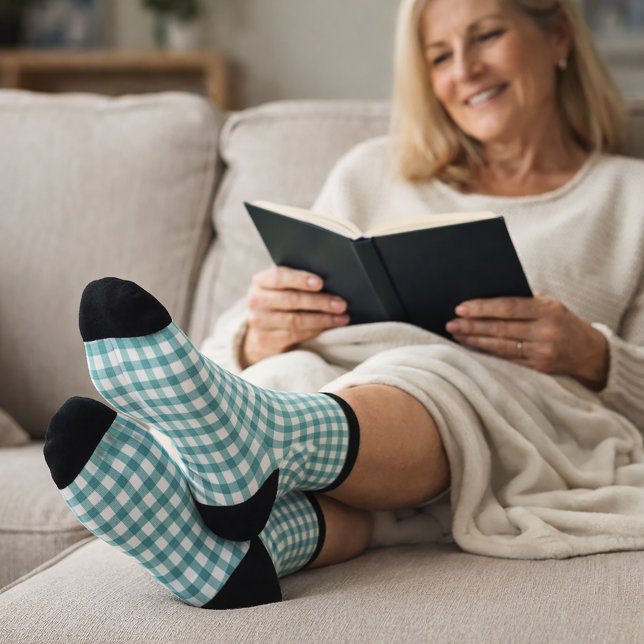 Tüpfelgrün-weißes Gingham-Karomuster Minimal Socken (A pair of socks with a teal and white gingham plaid pattern
)