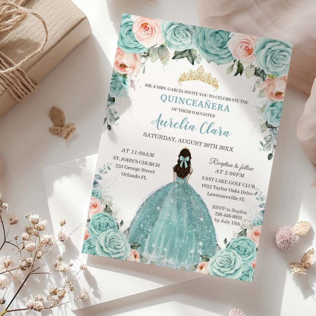 Türkis Blues Blues Princess Gold Quinceañera Einladung (soft-turquoise-blue-blush-floral-princess-tiara-gold-Quinceañera-15th-sweet-16-birthday-party-invite)