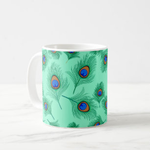 Türkis Pfauenfedern auf hellblauem Wasser Kaffeetasse