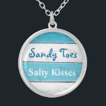 Türkis Sandy Toes salzige Kuss-Halskette Versilberte Kette<br><div class="desc">Dieser Spaß und tropisches Silber überzogene Halskette wird mit dem niedlichen Sprichwort "Sandy-Zehe-salzige Küsse" auf einem Türkis und einem weißen gestreiften Hintergrund betont und macht es ein süßes Geschenk für die Braut,  Brautjungfern oder Blumenmädchen.</div>