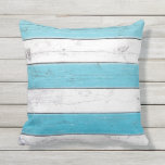 Türkis und weiß gestreiftes Außenkissen Kissen<br><div class="desc">Dieses niedliche,  türkisfarbene und weiße Kissen im Freien ist mit einem Holzschild dekoriert und ist somit ein tolles Strandhaus,  Poolhaus,  Hütte,  Deck,  Patio oder Poolzubehör.</div>