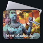 Türkis Warrior Statue Foto Lass Adventure Begin Laptopschutzhülle<br><div class="desc">"Lass das Abenteuer an." Diese asiatische Kriegerstatue entdeckt in einer üppigen Gartenlandschaft und ruft zu Reisen und Erkundungen auf. Erleben Sie Ihren Computer mit dieser atemberaubenden Fotografie neopren Laptop-Hülle. Dieser Laptop-Ärmel ist in drei Größen erhältlich: 15 Zoll, 13 Zoll und 10 Zoll. Ein tolles Geschenk für jemanden, der etwas Besonderes...</div>