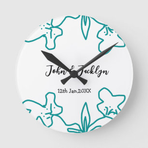 Türkisblaue Hochzeitspaar Name Datum elegant Runde Wanduhr