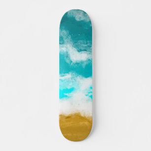 Türkisblaue Meereswellen, die den Sand treffen Skateboard