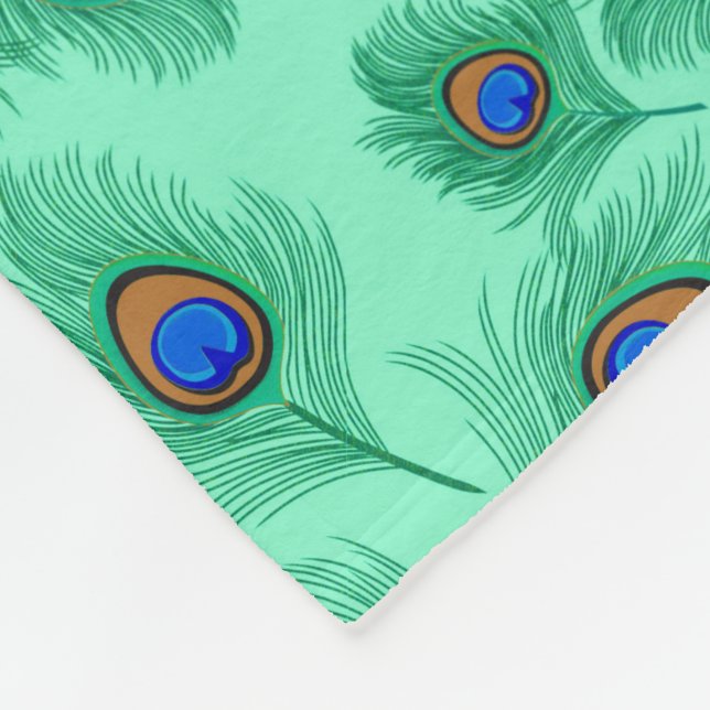 Türkisblaue Pfauenfedern auf dem Wasser Fleecedecke (Ecke)