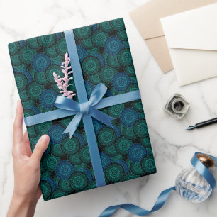 Türkisblaues rundes Mandala auf schwarzem Hintergr Geschenkpapier