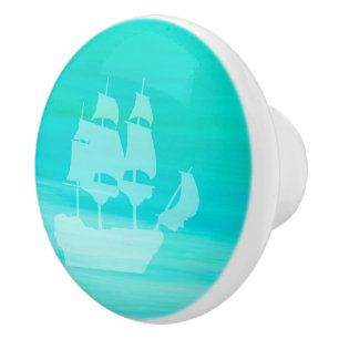 Türkisblaues Wasser aus Aquamarine mit Segelschiff Keramikknauf