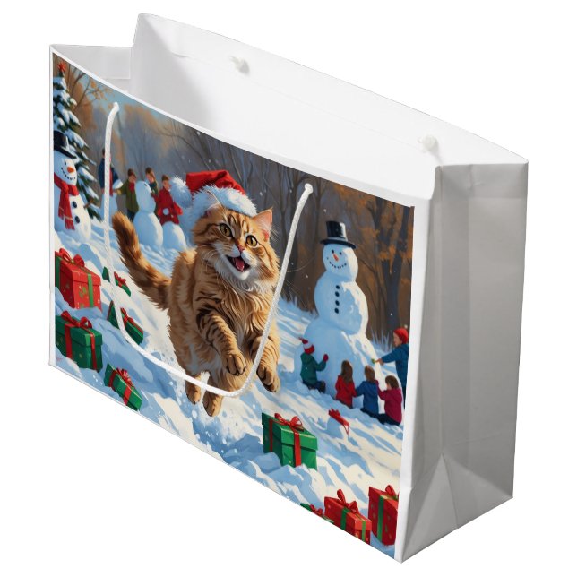 Türkische Angora Katze läuft in Schnee Weihnachtsh Große Geschenktüte (Vorderseite Schrägansicht)