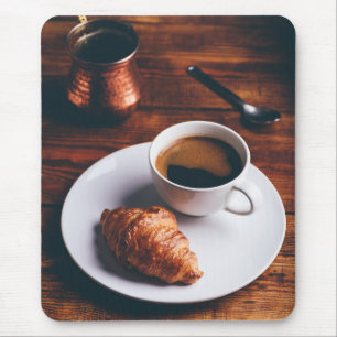 Türkischer Kaffee und frisch Croissant Mousepad