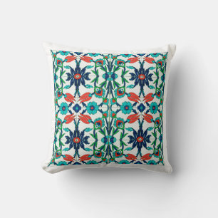 Türkisches Design in Blauer Farbe mit roten Tuliss Kissen