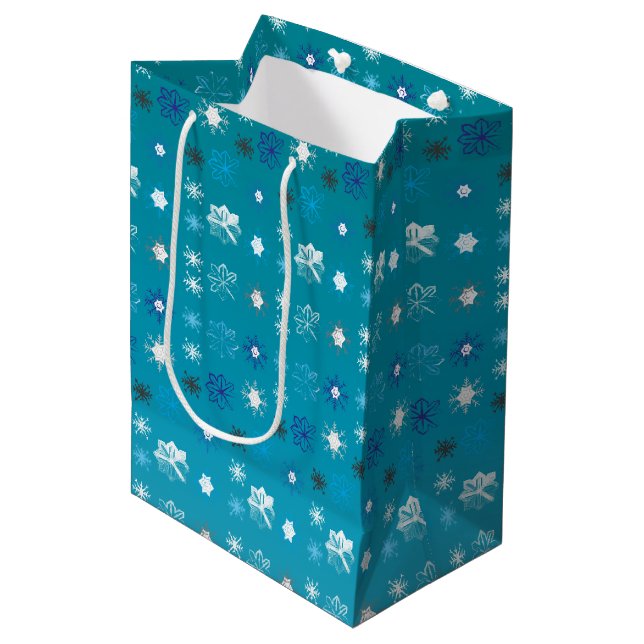 Türkisfarben und weiß, Sterne und Schneeflocken Mittlere Geschenktüte (Vorderseite Schrägansicht)
