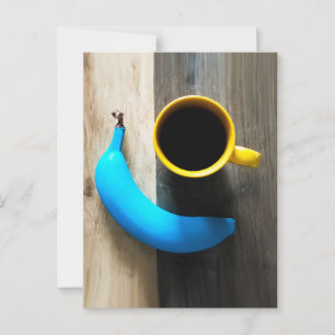 Türkisfarbene Banane und Tasse mit gelbem Kaffee - Postkarte