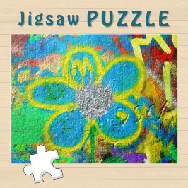 Türkisfarbene Gelbe Blume auf einer Graffiti-Mauer