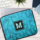 Türkisfarbene Muster Monogramm fette Typografie Laptopschutzhülle<br><div class="desc">Die moderne, trendige und gürtelförmige Neopren-Laptop-Hülle wird von einem türkisfarbenen und blauen Blattfeuerwerk mit türkisfarbenem, türkisfarbenem Hintergrund geschmückt. Passen Sie diese elegante Hülle mit Ihrem Monogramm Initial an. Macht jedes Mal, wenn Sie es benutzen, eine elegante und stilvolle Aussage. Dieser Laptop-Ärmel ist in drei Größen erhältlich: 15 Zoll, 13 Zoll...</div>