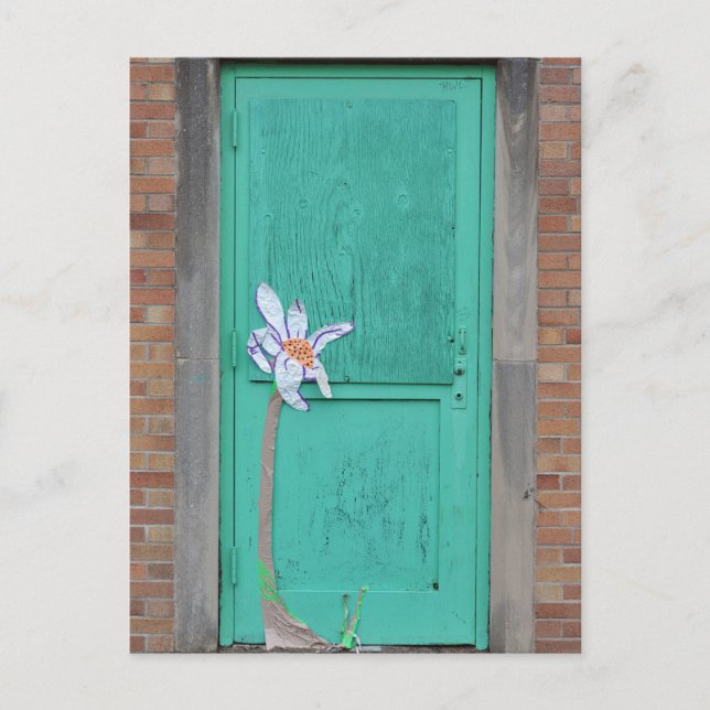 Türkisfarbene Türe mit Blume aus Papier Postkarte (Vorderseite)