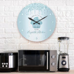 Türkisfarbener Glitzer Tropfen Cupcake Bäckerei Ko Große Wanduhr<br><div class="desc">Mit dieser eleganten, eleganten, einfachen und modernen individuelle Name-Wanduhr erwecken Sie einen stilvollen Eindruck. Ein funkelnd, türkisblauer Kuchen, handgeschriebene Drehbücher und Glitzer-Tropfen überlagern ein türkisfarbenes Imitat mit türkisfarbenem Aqua-Blau. Personalisieren Sie Ihre Daten mit Ihrem vollständigen Namen, Ihrer Firma oder anderen Informationen. Ihre Wahl einer rund oder quadratisch gedrehten Uhr. Macht...</div>