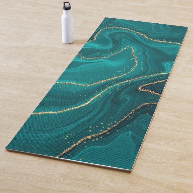 Türkisfarbener Marmorboden mit Gold Yogamatte (Beispiel)