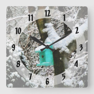 Türkisfarbenes Geburtshaus im Winter Quadratische Wanduhr