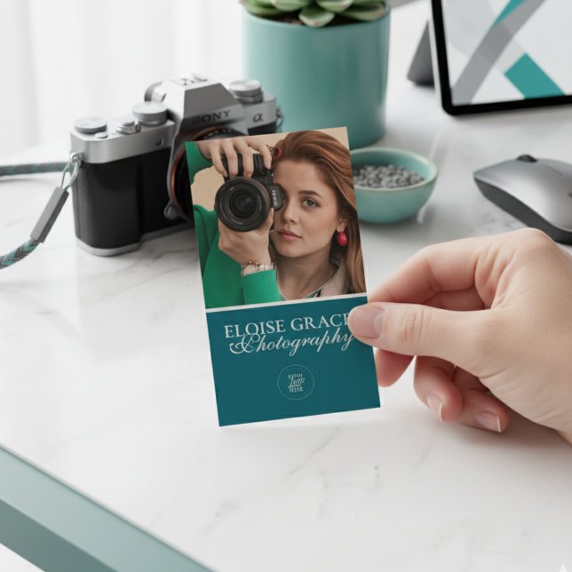 Türkisfarbenes modernes Foto-Logo-QR-Code Visitenkarte (This modern business card features vertical headshot photo and professional typography!)