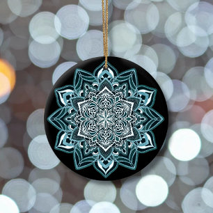 Türkisschneeflocke auf schwarz keramik ornament
