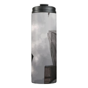 Turm in der Stadt. Thermosbecher
