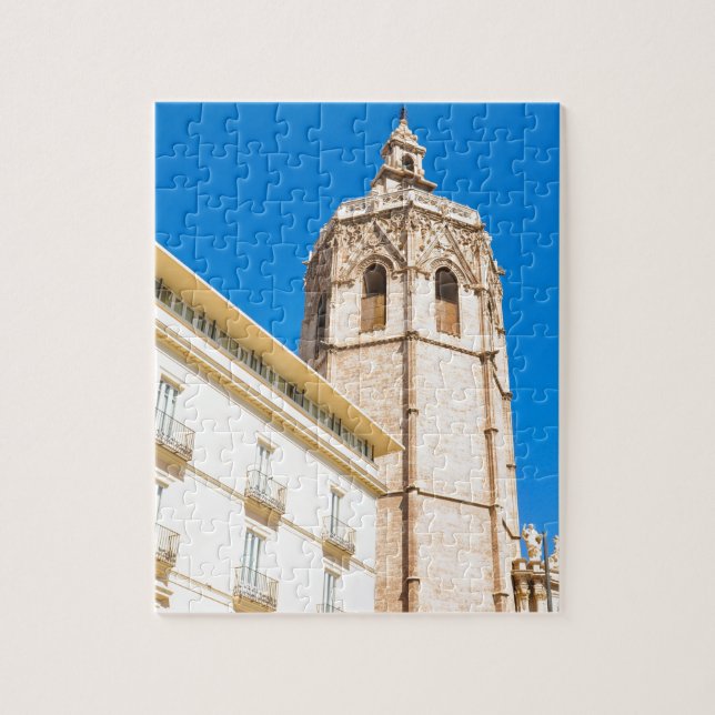 Turm in Valencia, Spanien (Vertikal)