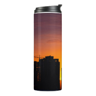Turmkrane versilbern schönen Sonnenuntergang Thermosbecher