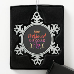Turnen Stufenbarren - Glaubte, sie könnte fliegen Schneeflocken Zinn-Ornament