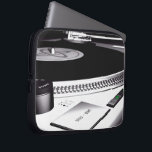 Turntable Laptopschutzhülle<br><div class="desc">In den 80er Jahren wurde die Turntable zum Hauptwerkzeug des DJs, um Tanzmusik zu kreieren und die berühmten Mixtapes zu komponieren, indem man zwei Turntable mit zwei Platten kombinierte. Die DJs der 80er Jahre waren die ersten Pioniere, die die mobilen DJ-Systeme herausbrachten. Ihre Liebe für Musik inspirierte sie, tanzbare Hi...</div>