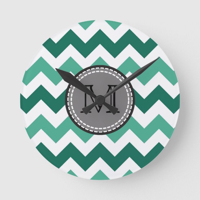 Turquoise and Mint Chevron Zigzag Monogram Runde Wanduhr (Vorderseite)