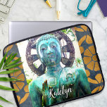 Turquoise Buddha Statue Gold Mosaik Individuelle N Laptopschutzhülle<br><div class="desc">Ich entdeckte diese asiatische Buddha-Statue in einer üppigen hawaiianischen Gartenlandschaft, die Ruhe und Einsamkeit ausstrahlt. Nehmen Sie sich einen Moment Zeit, um sich zu entspannen, während Sie diese spezielle Fotografie personalisierten neoprennen Laptop Ärmel. Dieser Laptop-Ärmel ist in drei Größen erhältlich: 15 Zoll, 13 Zoll und 10 Zoll. Ein tolles Geschenk...</div>