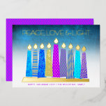 Turquoise Hanukkah Candles Peace Liebe Real Gold Folien Feiertagskarte<br><div class="desc">"Frieden, Liebe und Licht." Eine spielerische, moderne, künstlerische Abbildung von Boho Musterkerzen in einer Menorah hilft Ihnen, den Urlaub von Hanukkah zu beginnen. Die blauen Kerzen mit farbenprächtigen echten Goldfolienmustern, echten Goldfolienflammen und Menorah überlagern einen türkisfarbenen Farbverlauf zu weißem, texturiertem Hintergrund. Imitate heiß rosa lila Diamantfolien auf einem blauen Hintergrund...</div>