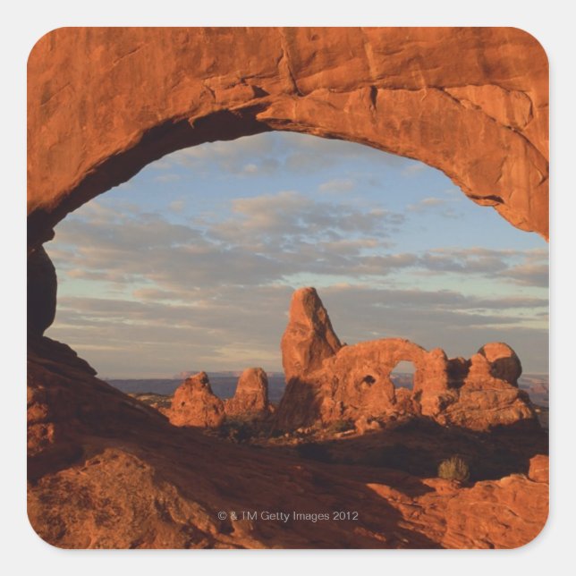 Turret Arch durch Nordfenster gesehen , Arche Quadratischer Aufkleber (Vorderseite)