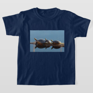 Turtle Family Sunning auf einem Log Kids T - Shirt