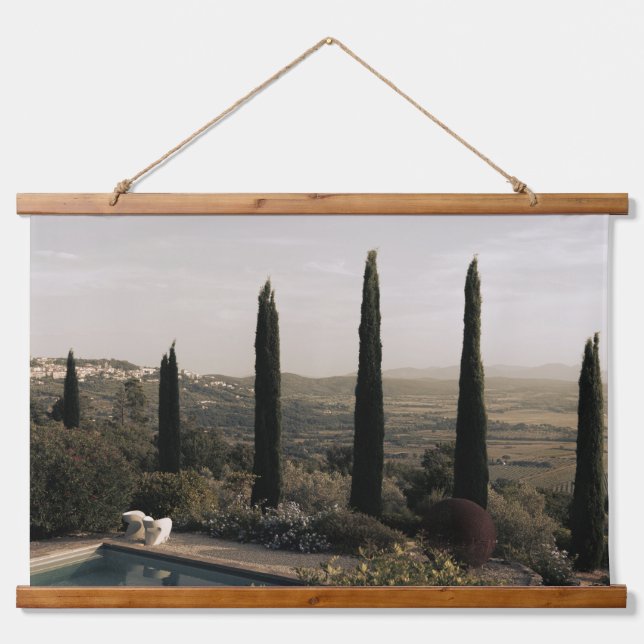 Tuscan landscape hidden behind cypresses (2024) wandteppich mit holzrahmen (Vorne)