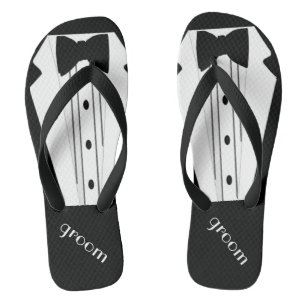 Tuxedo-Bräutigame drehen Bräutigam-Strand-Hochzeit Flip Flops