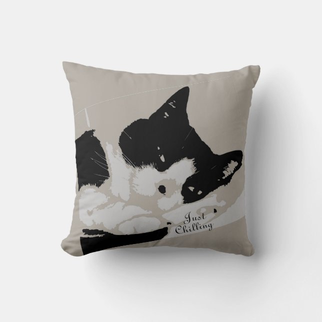 Tuxedo Cat Chilling Kissen (Vorderseite)