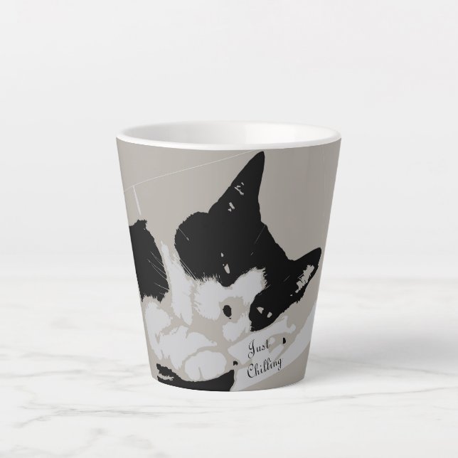 Tuxedo Cat Chilling Milchtasse (Vorderseite)