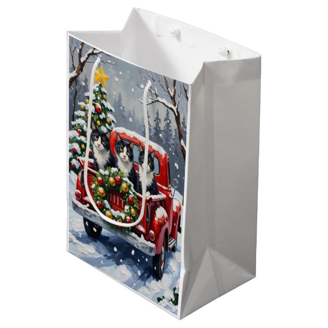 Tuxedo Cat Christmas Red Truck Holiday Mittlere Geschenktüte (Vorderseite Schrägansicht)