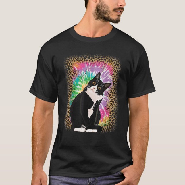 Tuxedo Cat Gefärbte Krawatte Leopard Hintergrund f T-Shirt (Vorderseite)