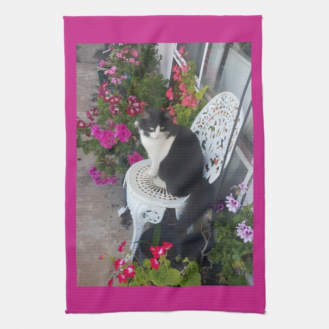 Tuxedo Cat Maroon Dark Pink Cats and Flowers Geschirrtuch (Vertikal)