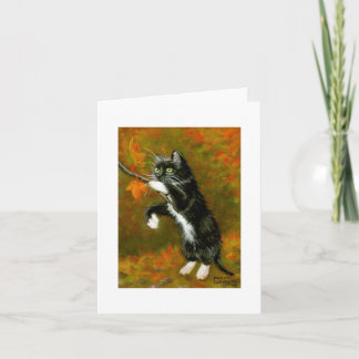 Tuxedo Cat Playing mit Blätter Note Card Karte