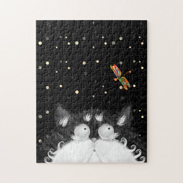 Tuxedo Cat überrascht von Dragonfly (Vertikal)