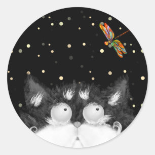Tuxedo Cat überrascht von Dragonfly Runder Aufkleber