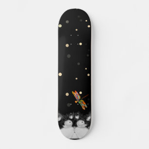 Tuxedo Cat überrascht von Dragonfly Skateboard