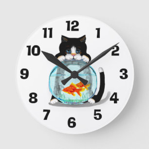Tuxedo Cat with Fish Clock Runde Wanduhr