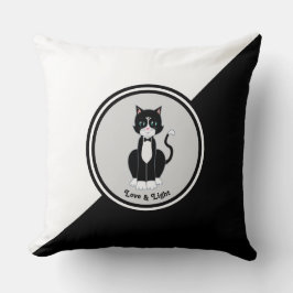 Tuxedo Katze auf Schwarz und Weiß Kissen