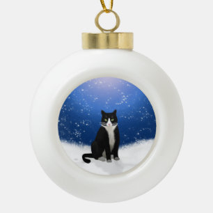 Tuxedo Katze im Schnee Keramik Kugel-Ornament